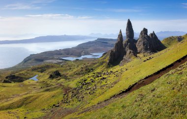 İskoçya, Skye Adası 'nda Storr' un Yaşlı Adamı kaya oluşumu.