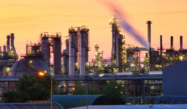 Petrol ve doğalgaz sanayi bölgesi, petrol rafinerisinin endüstriyel boru hatlarına yakın çekim. Petrol rafinerisindeki vanalı boru hattının ayrıntıları.