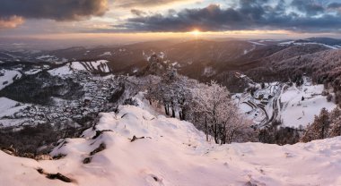 Güzel kış harikalar diyarı manzarasının panoramik manzarası gün batımında İskandinavya, Kuzey Avrupa 'da bulutlarla birlikte manzaralı altın gece manzarası