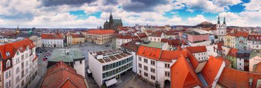 Brno - Çek Cumhuriyeti 'nin eski St. Peter ve Paul Katedrali' nin muhteşem manzarası 