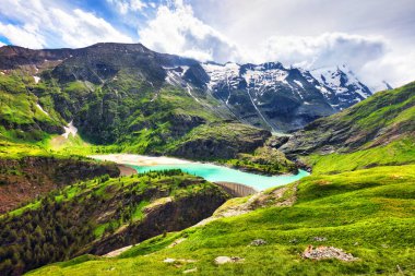 Güneşli bir günde harika dağlık araziler. Arka planda Majestic Rock Dağı 'nın olduğu peri masalı manzarası. Avusturya Alpleri