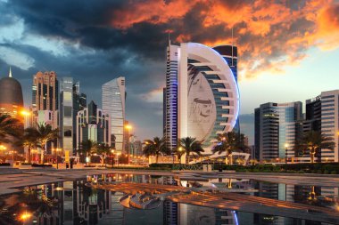 Doha, Katar - 9 Mart 2018: Doha West Bay görünümünden Sheraton Park, Doha, Katar, Orta Doğu.