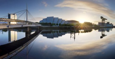 Glasgow şehri gün doğumunda, Clyde nehri, İskoçya