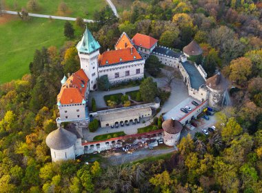 Slovakya - Smolenice Şatosu dramatik günbatımında