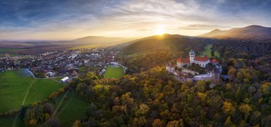 Gün batımında Smolenice köyündeki kale, Slovakya dağ manzarası