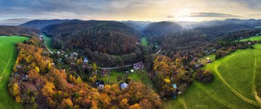 Günbatımında Autum Forest Mountain 'ın insansız hava aracı panoraması.