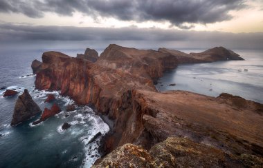 Güzel okyanus manzarası - Portekiz, Madeira Adası 'ndaki Ponta de Sao Lourenco' nun renkli uçurumlarının üzerinde dramatik bir gün doğumu.