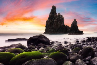 Madeira kıyıları - Ilheu da Ribeira da Janela kaya oluşumu Okyanusta, Portekiz.