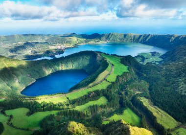 Azores, Sao Miguel 'deki ünlü Lagoa das Sete Cidades gölünün havadan görünüşü