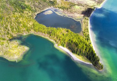 Lagoa do Fogo, krater gölü sahilinin yukarıdan görünen kısmı. Azores Adaları