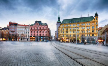 Brno - Özgürlük Meydanı, Moravya 'nın ana meydanı, Çek Cumhuriyeti Alacakaranlıkta