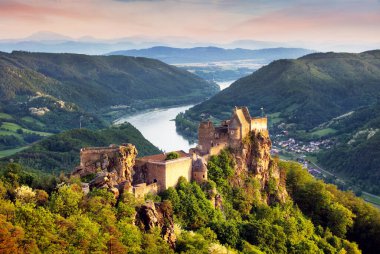 Avusturya - Burg Aggstein, Avusturya Vadisi 'nde Şato harabesi ve Tuna Nehri' nin batışında güzel manzara.