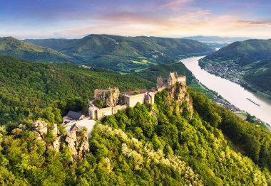 Avusturya - Burg Aggstein, Avusturya Vadisi 'nde Şato harabesi ve Tuna Nehri' nin batışında güzel manzara.