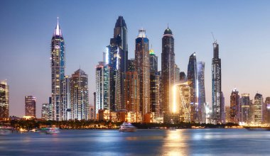 Dubai silueti Marina 'nın rengarenk günbatımında yansıması, UEA