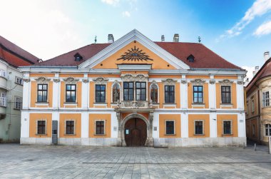 Szechenyi Meydanı 'ndaki eski bina, Gyor.