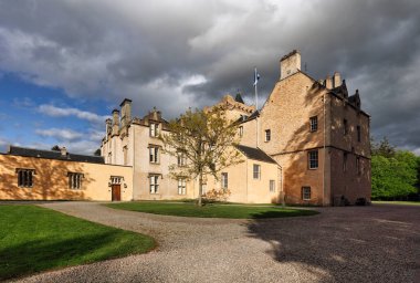 Inverness, Highlands, İskoçya - Mai 13, 2022: İskoçya yakınlarındaki Brodie Şatosu. Şimdi Ulusal Güven tarafından işletiliyor. Burası popüler bir dağlık bölge turistik merkezi.. 