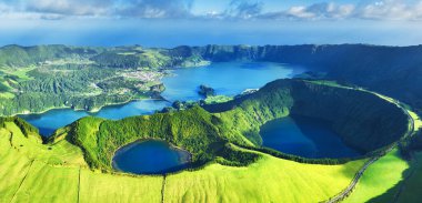 Azores, Sao Miguel 'deki ünlü Lagoa das Sete Cidades gölünün havadan görünüşü