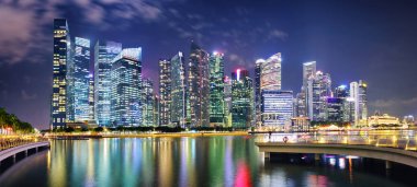 Alacakaranlıkta Marina Körfezi 'nde Singapur silueti