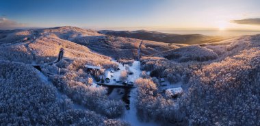 Dağlarda muhteşem bir gün doğumu. Karpat Dağları, Slovakya, Avrupa 'da taze kar ve köknar ağaçları. El değmemiş karlı tepelerde kayak turu. Doğa konseptinin güzelliği