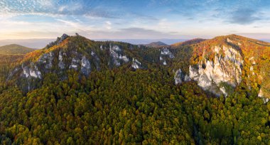 İnsansız hava aracı dağ manzarası yüzeyde. Doğal seyahat geçmişi. Güzellik dünyası. Slovakya - Sulov