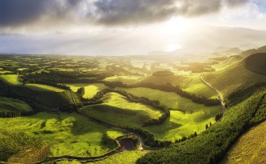 Volkanik Göl 'le gündoğumu manzarası, dağ ve güneş, Sao Miguel Adası, Azores, Portekiz
