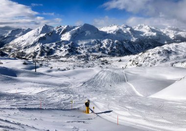 Obertauern, Salzburg bölgesi, Avusturya - Kayak merkezi, kulübe, kayakçılar ve Avusturya Alp.