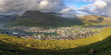 Faroe adalarındaki Klaksvik şehri panoraması