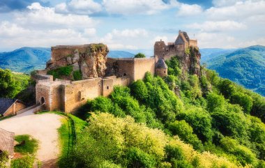 Avusturya kalesi - Aggstein harabesi ve Wachau 'da günbatımında Tuna nehri