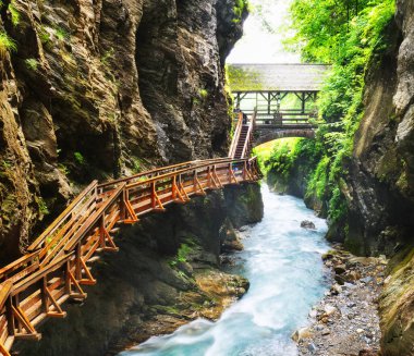 Bue dağ nehri ile kaplı bir vadi içinde tahta yürüyüş yolu, Sigmund Thun Klamm, Kaprun, Avusturya