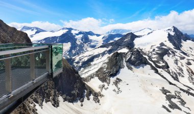 Alpler kar dağı tepe noktasından Avusturya 'nın Kitzsteinhorn kentindeki manzaraya kadar uzanır.