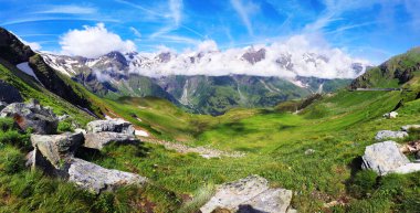 Avusturya 'daki Grossglockner Dağı' nda yaz manzarası manzarası, Hohe Tauern çiftliği.