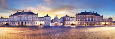 Danimarka kraliyet ailesinin Amalienborg Sarayı, Kopenhag, Danimarka 'daki evinin panoramik bir çekimi.