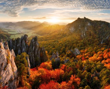 Dağlarda güzel bir gün batımı, Sulov 'da sonbaharda manzara manzarası - Slovakya