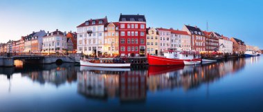 Kopenhag Kanalı 'nın Panorama' sı geceleyin Nyhavn, Danimarka