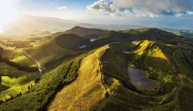 Sete Cidades, Azores, Portekiz 'in güzel akşam atmosferindeki panoramik manzarası