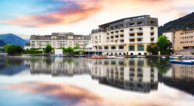 Zell am eski kasaba rıhtımını ve Zell Lake 'i gör. Avusturya 'nın Salzburg eyaletinin idari başkentidir.