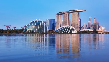 SINGAPORE, SINGAPORE - ECTOBER 2019: Marina Körfezi, Sanat Bilimi Müzesi ve turist tekneleri ile geceleyin Singapur Marina Körfezi 'nin silueti