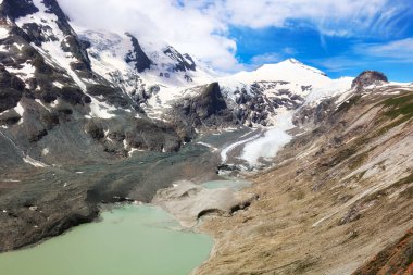 Güneşli bir günde harika dağlık araziler. Arka planda Majestic Rock Dağı 'nın olduğu peri masalı manzarası. Avusturya Alpleri