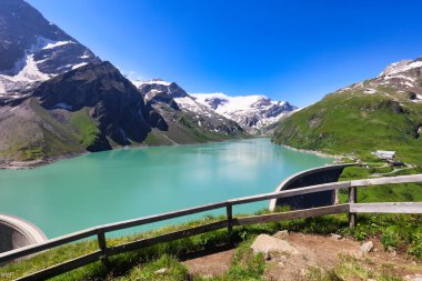 Avusturya - Grossglokner yakınlarında barajı olan yeşil dağ gölü. Mosserboden barajı ve arka plandaki alp zirveleri. Stausee Wasserfallboden, Hohe Tauern Alps - Kaprun