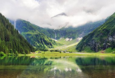 Avusturya 'nın Dağ Alpleri bölgesindeki güzel yeşil göl - Millî park High Tauern, Salzburg, Avusturya' nın merkezindeki Mittersill yakınlarındaki Felber Vadisi 'nde doğal bir dönüm noktası.