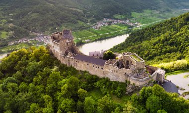 Avusturya - Burg Aggstein, Avusturya Vadisi 'nde Şato harabesi ve Tuna Nehri' nin batışında güzel manzara.