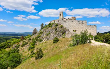 Slovakya - Gündüz vakti Cachtice Kalesi harabesi