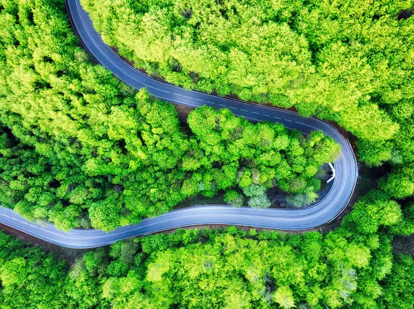 Ön taraftaki bir yolun havadan görünüşü.