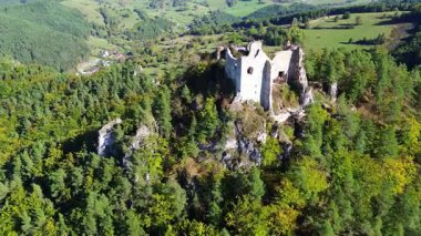 Slovakya - İHA 'dan Zilina yakınlarındaki Hricov kalesinin harabesi