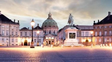 Kopenhag 'ın zaman aşımı - Danimarka Kraliyet Sarayı Amalienborg' un dramatik gündoğumunda. Kraliyet Konutu, Danimarka