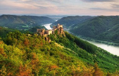 Avusturya kalesi - Aggstein harabesi ve Wachau 'da günbatımında Tuna nehri
