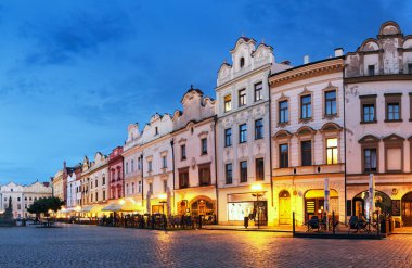 Çek Cumhuriyeti, Pardubice 'de tarihi evleri ve Yeşil Kapısı olan ana meydan