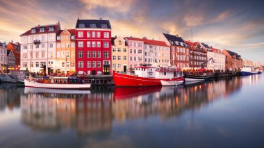 Kopenhag 'ın Büyüsü, Nyhavn' da Danimarka. İkonik kanal, renkli bir sabah alacakaranlığı ve nefes kesici su yansımaları..