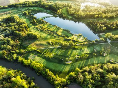 Güzel yeşil golf sahasının hava görüntüsü. Panorama arkaplanı