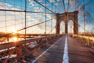 New York 'ta gün doğumunda Brooklyn Köprüsü, hiç kimse